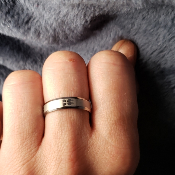 a ring band - Picture 4 of 6